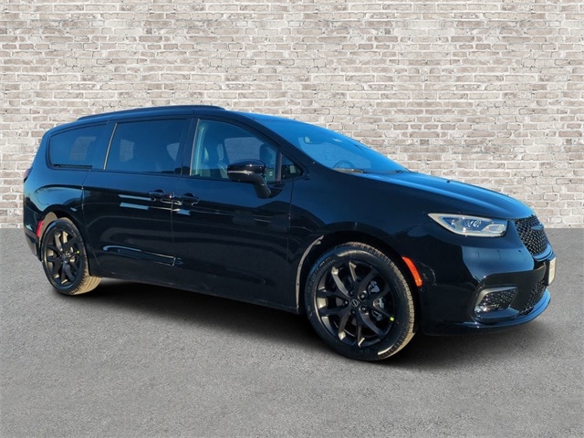 2026 Chrysler Pacifica Select's photo