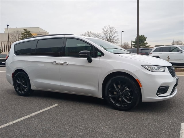 2026 Chrysler Pacifica Select's photo