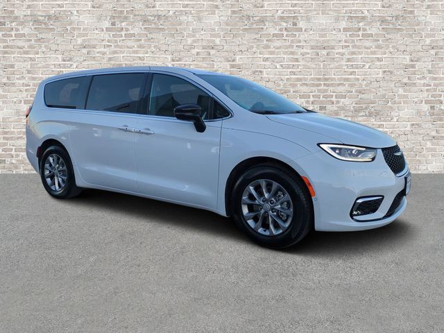 2026 Chrysler Pacifica Limited's photo