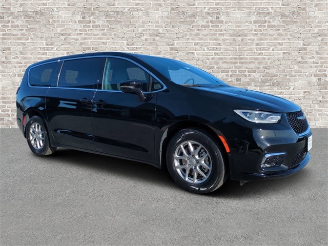 2026 Chrysler Pacifica Select's photo