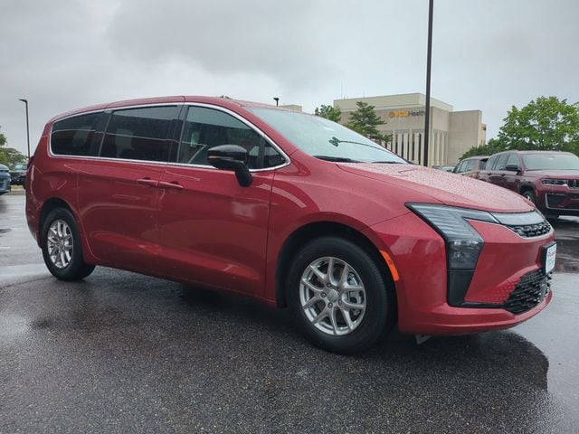 2027 Chrysler Pacifica Select's photo