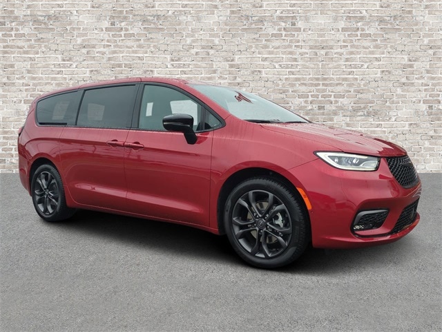 2026 Chrysler Pacifica Select's photo