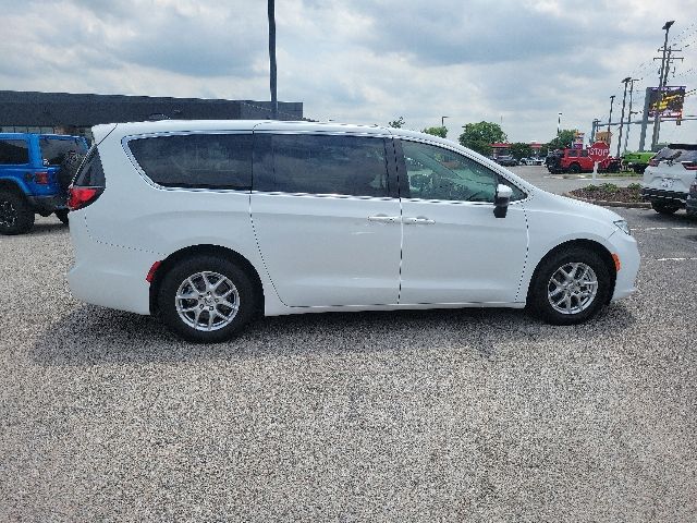 2023 Chrysler Pacifica Touring L's photo