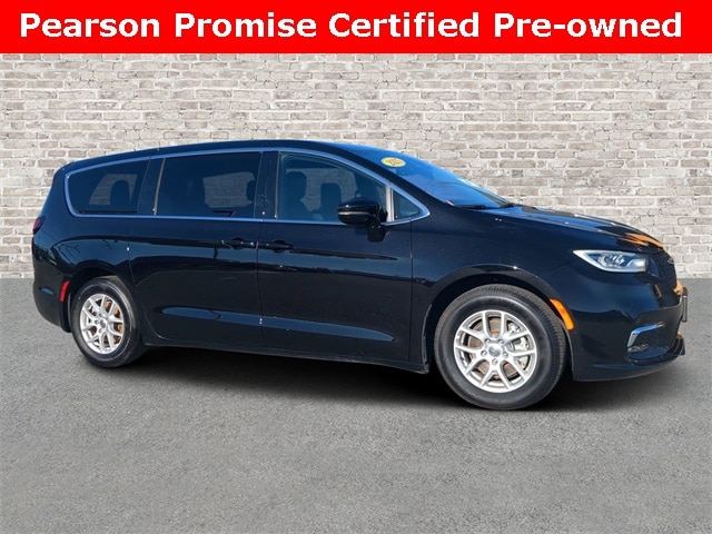 2025 Chrysler Pacifica Select's photo