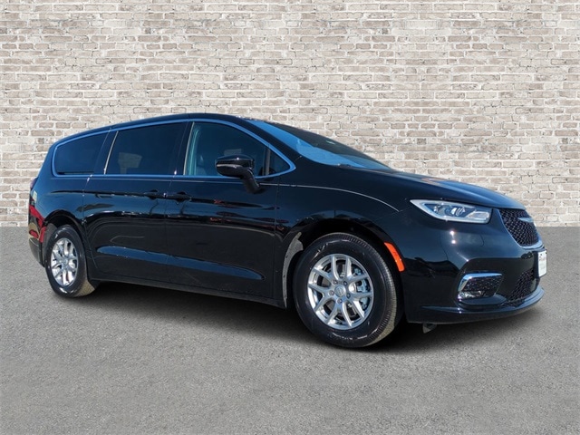 2026 Chrysler Pacifica Select's photo
