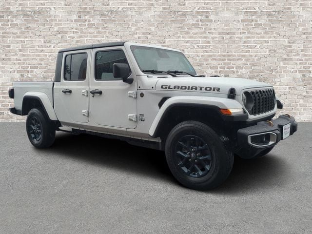 2026 Jeep Gladiator 85th Anniversary Edition Auto's photo