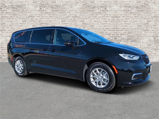 2026 Chrysler Pacifica Select's photo