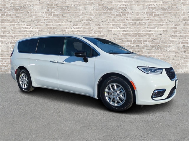 2026 Chrysler Pacifica Select's photo