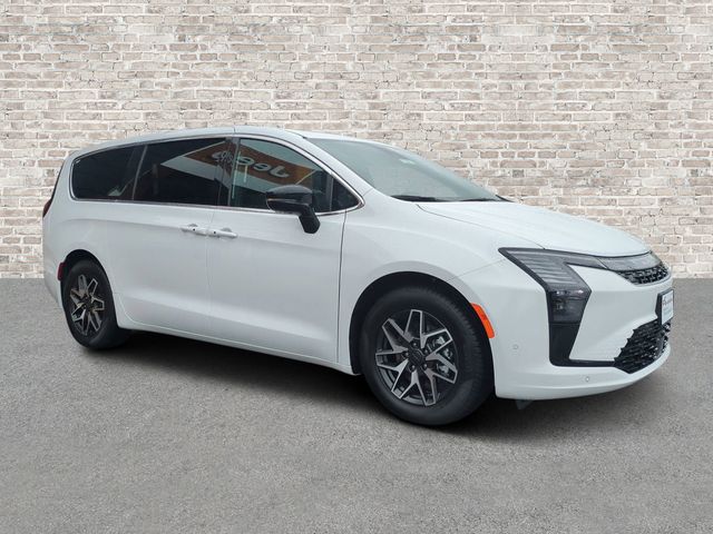 2027 Chrysler Pacifica Limited's photo