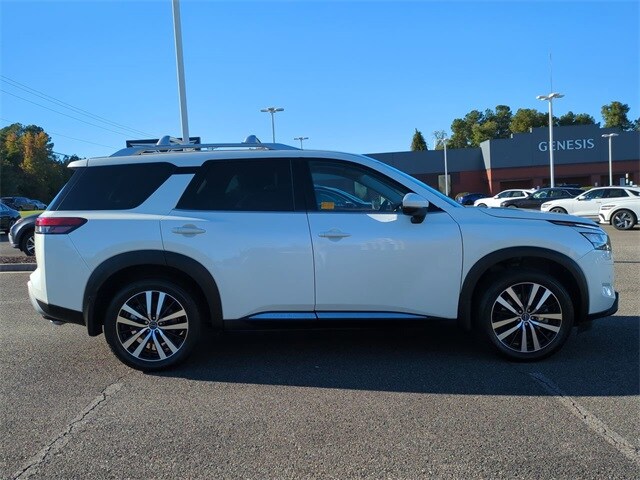 2024 Nissan Pathfinder Platinum photo 2