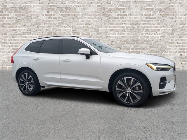 2022 Volvo XC60 Momentum's photo