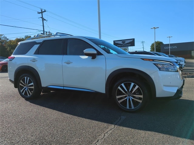 2024 Nissan Pathfinder Platinum's photo