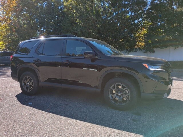 2025 Honda Pilot TrailSport photo 2