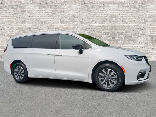 2024 Chrysler Pacifica Hybrid Select PHEV's photo
