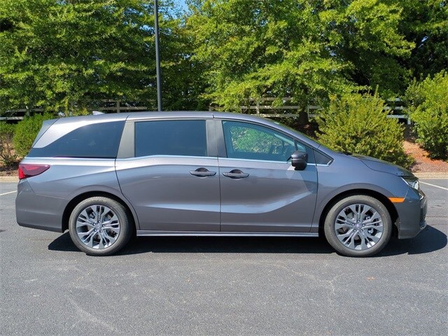 2026 Honda Odyssey Touring photo 3