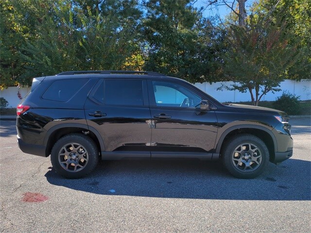 2025 Honda Pilot TrailSport photo 3