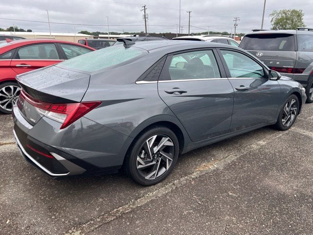 2025 Hyundai Elantra Limited - Photo 4