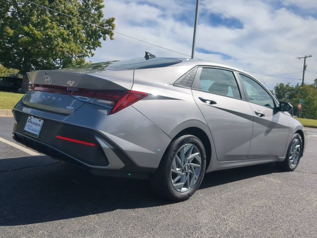 2025 Hyundai Elantra Blue - Photo 4