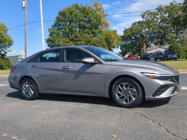 2025 Hyundai Elantra Blue - Photo 2