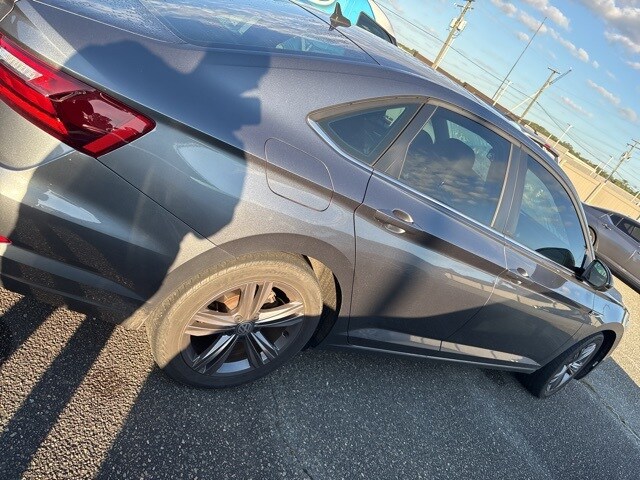 2021 Volkswagen Jetta R-Line photo 2