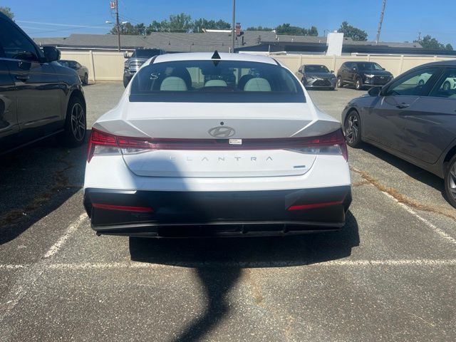 2025 Hyundai Elantra Limited - Photo 6