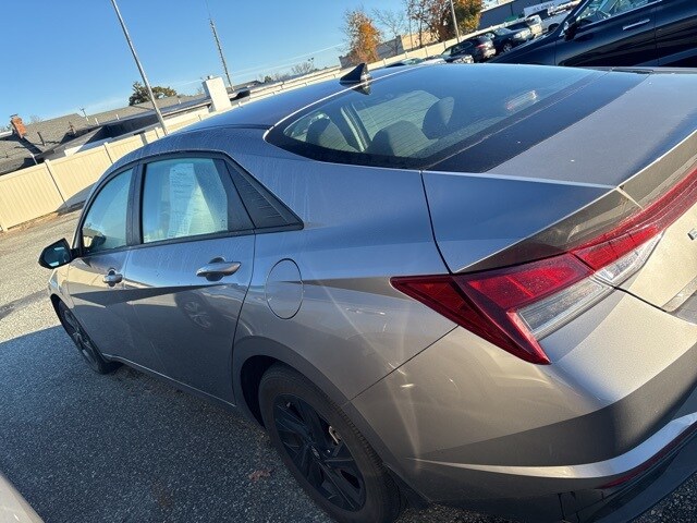 2023 Hyundai Elantra SEL photo 2