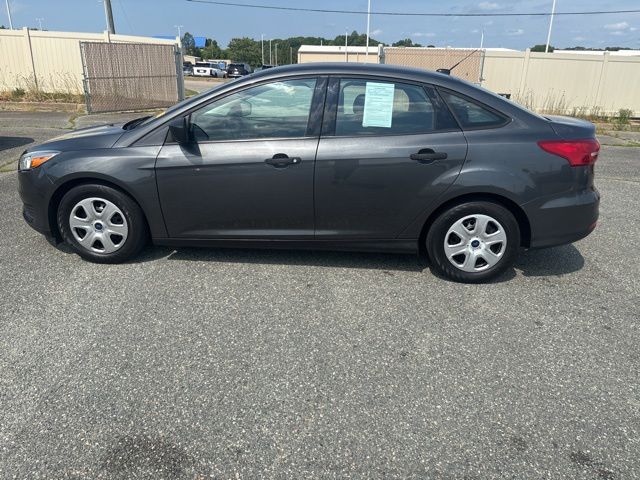 2017 Ford Focus Sedan S's photo