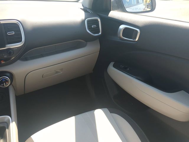 2025 Hyundai Venue SEL - Photo 16