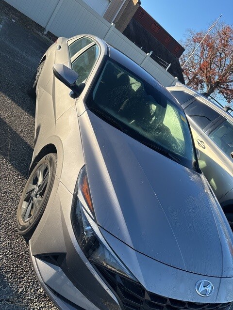 2023 Hyundai Elantra SEL photo 3