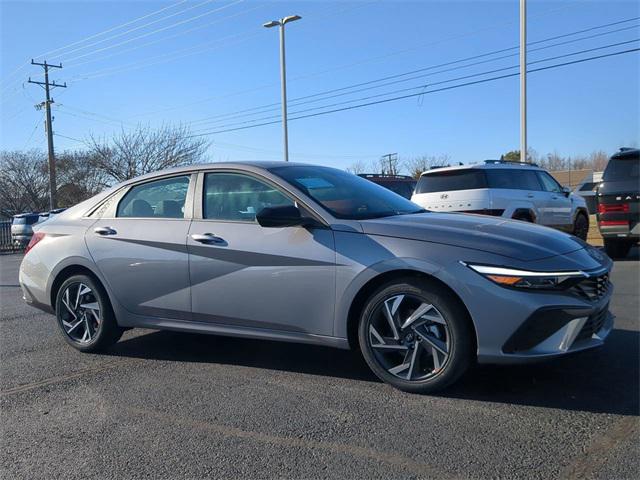 2025 Hyundai Elantra SEL Sport photo 2