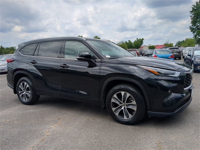 Used 2022 Toyota Highlander XLE with VIN 5TDGZRBH2NS163670 for sale in Richmond, VA