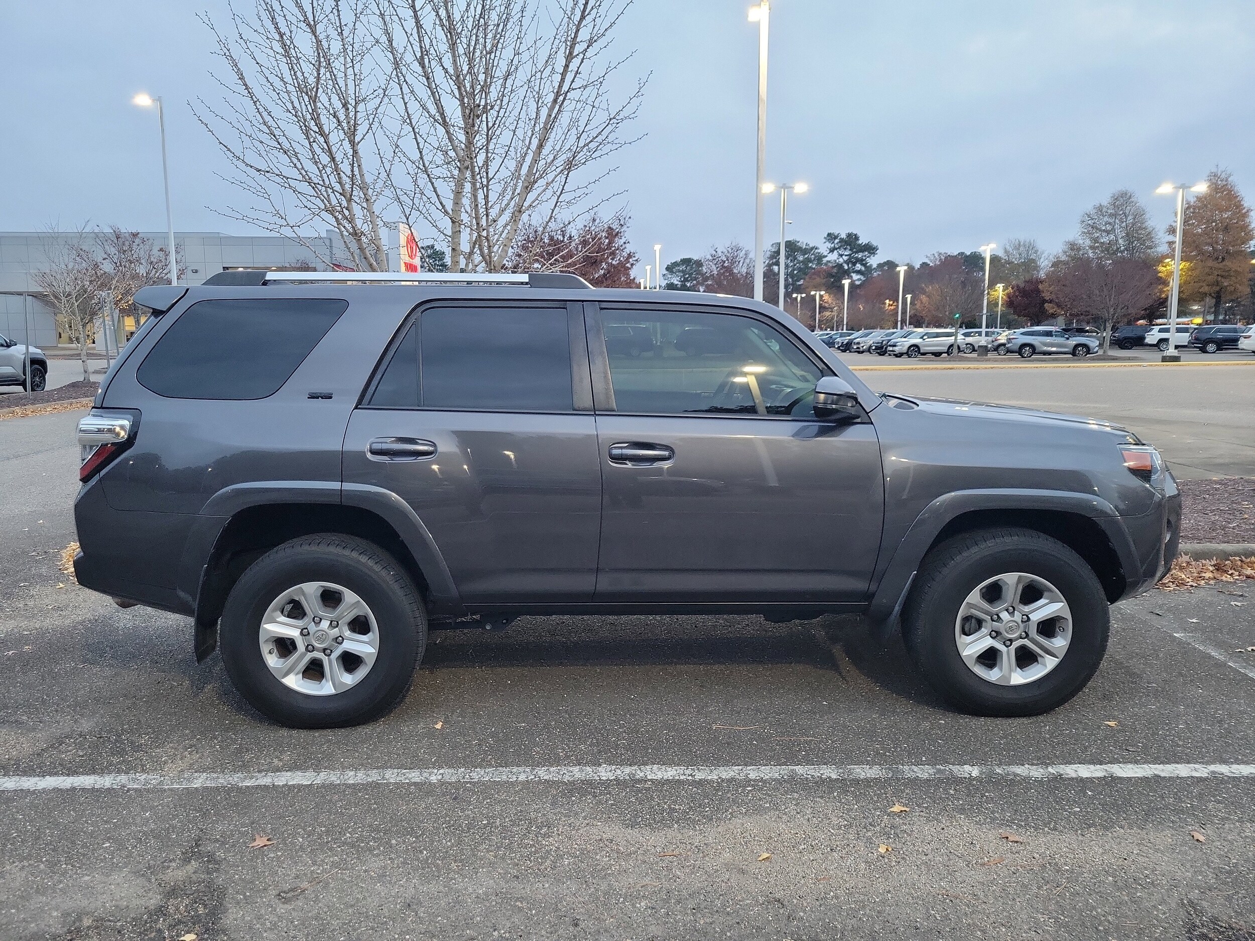 2019 Toyota 4Runner SR5 photo 2