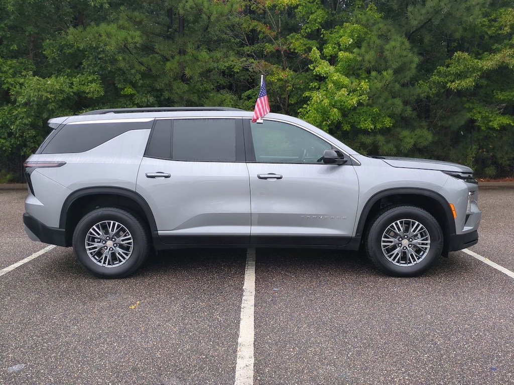 Used 2025 Chevrolet Traverse LT SUV