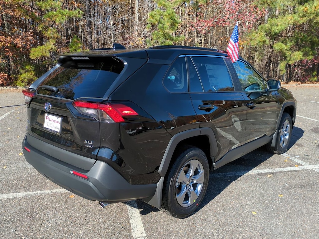 2025 Toyota RAV4 XLE photo 4