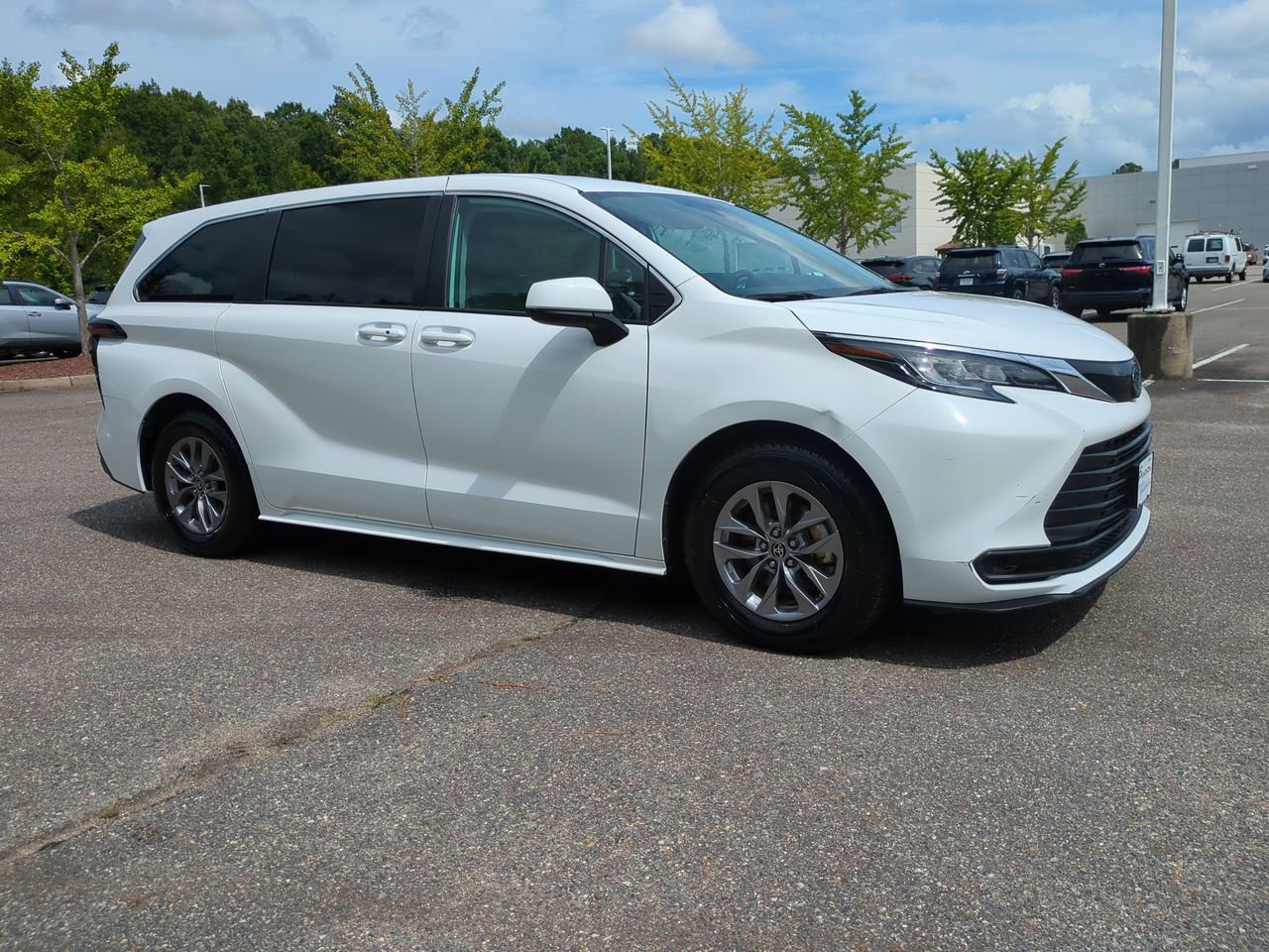 Used 2022 Toyota Sienna LE with VIN 5TDKRKECXNS103007 for sale in Newport News, VA