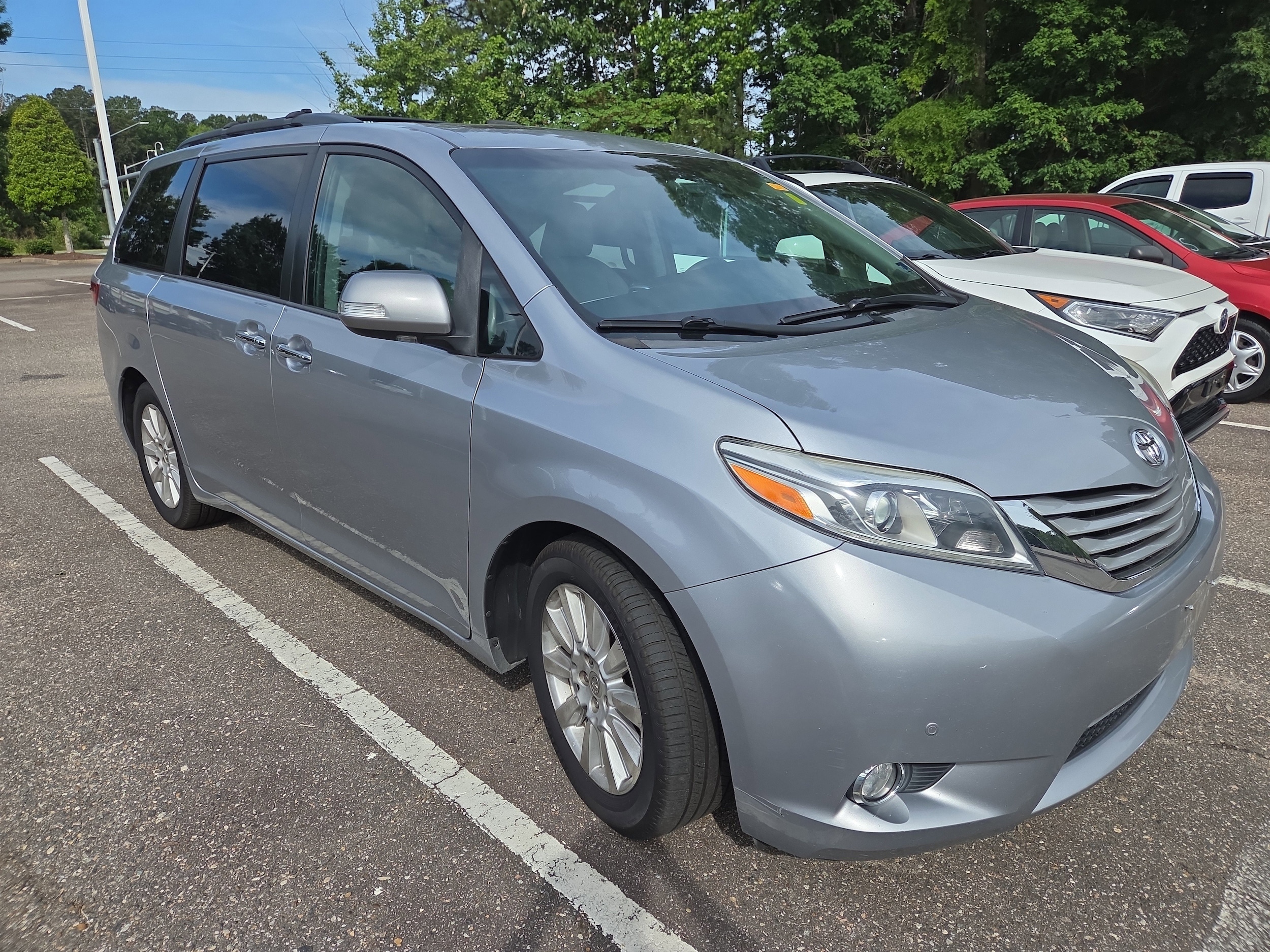 2017 Toyota Sienna Limited V6 7-Passenger's photo