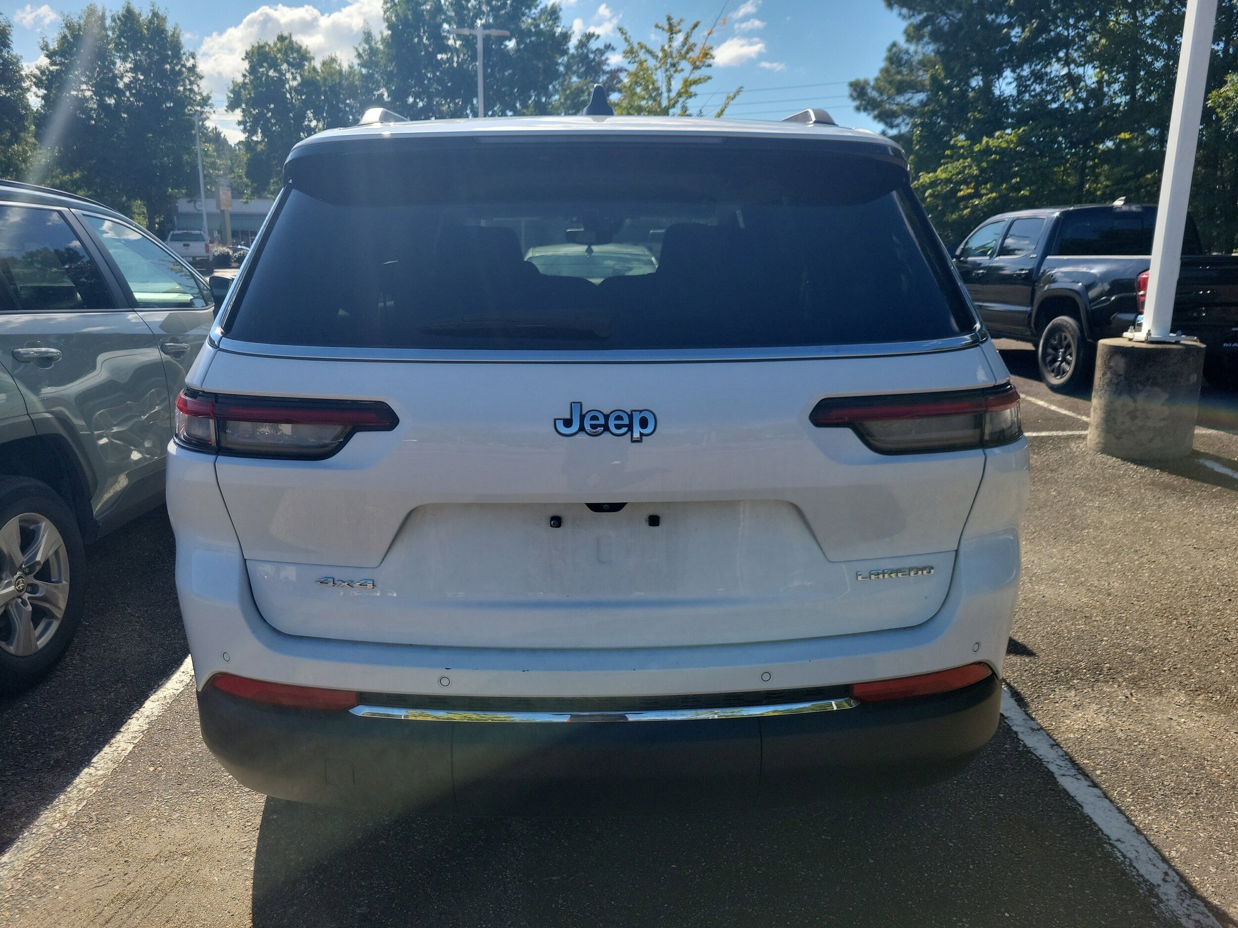 2023 Jeep Grand Cherokee Laredo photo 3