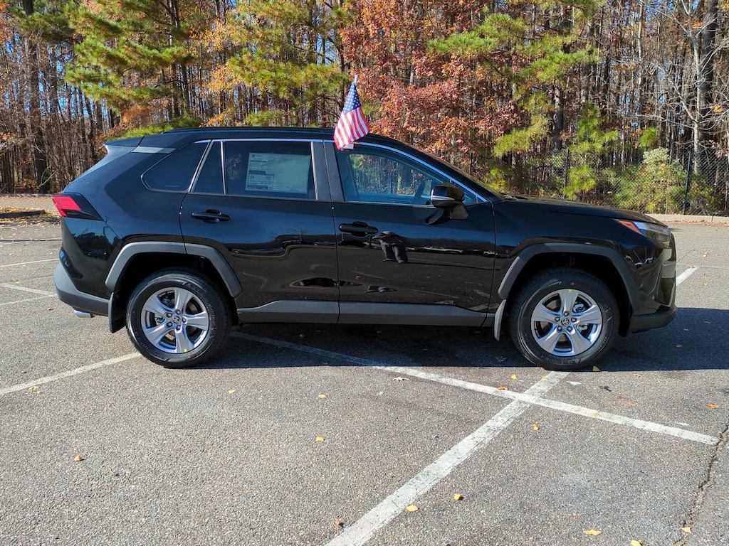 2025 Toyota RAV4 XLE photo 3