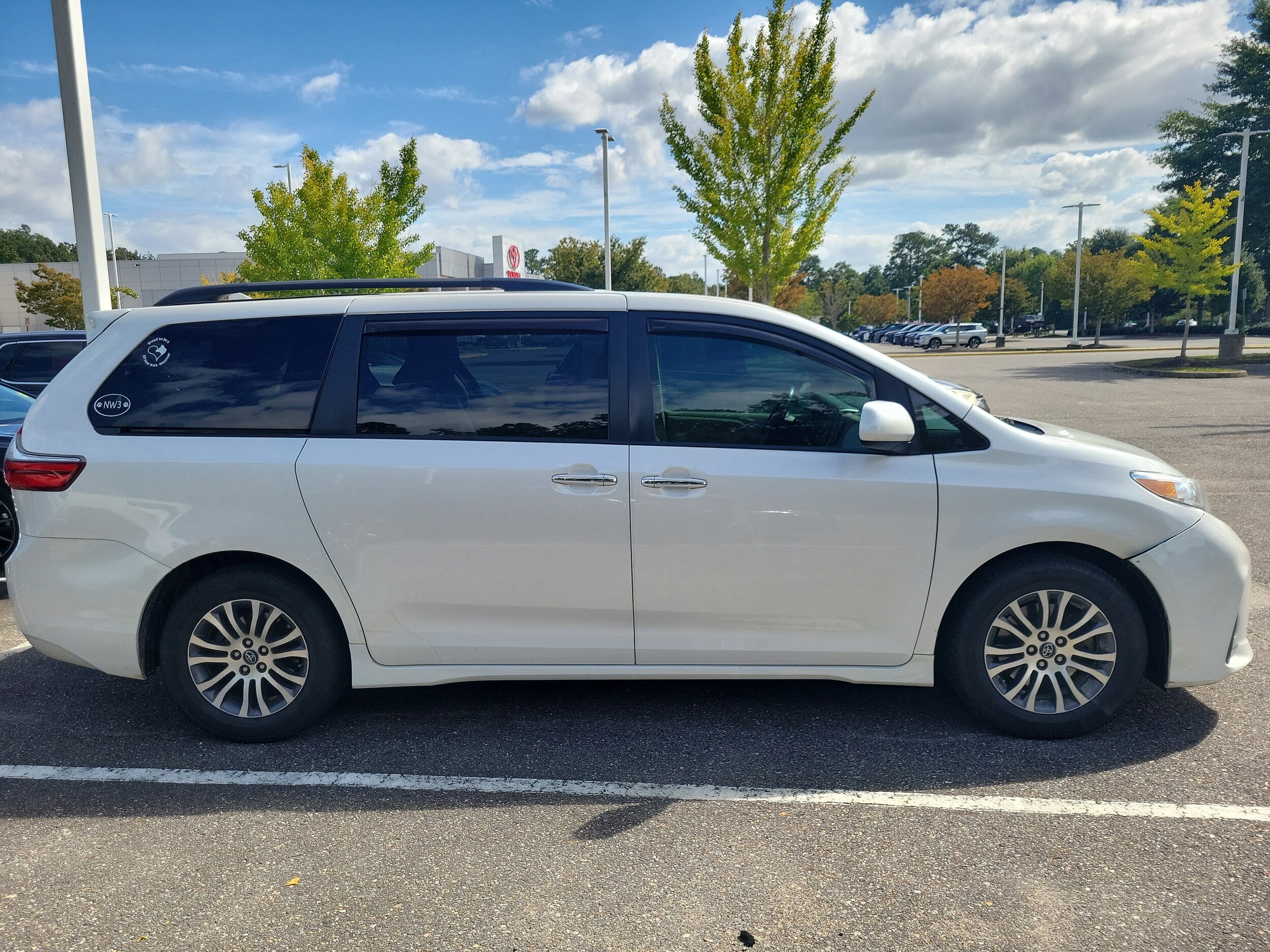 2020 Toyota Sienna XLE photo 2