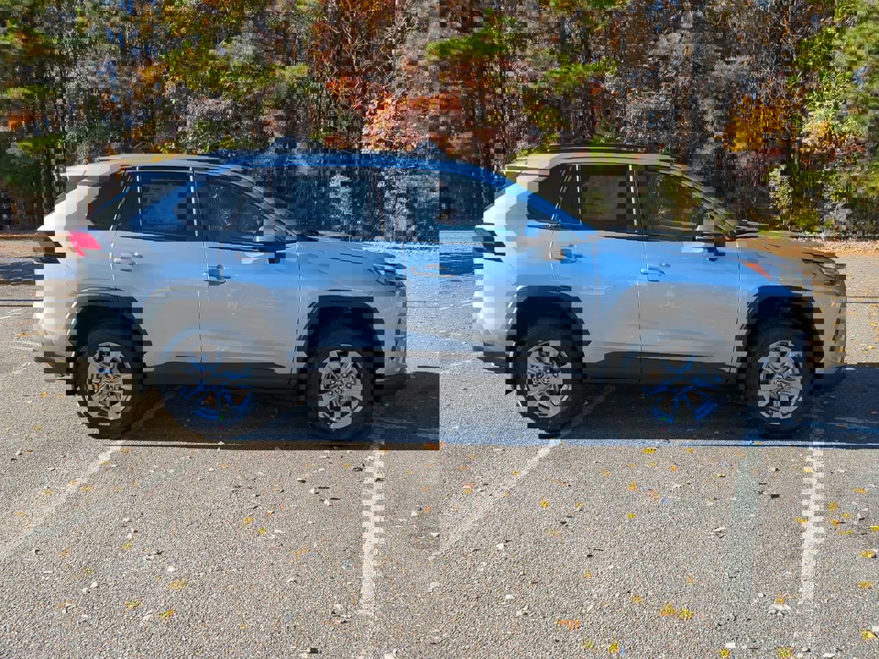 2025 Toyota RAV4 XLE photo 3