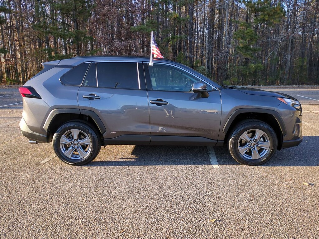 2024 Toyota RAV4 Hybrid XLE photo 3