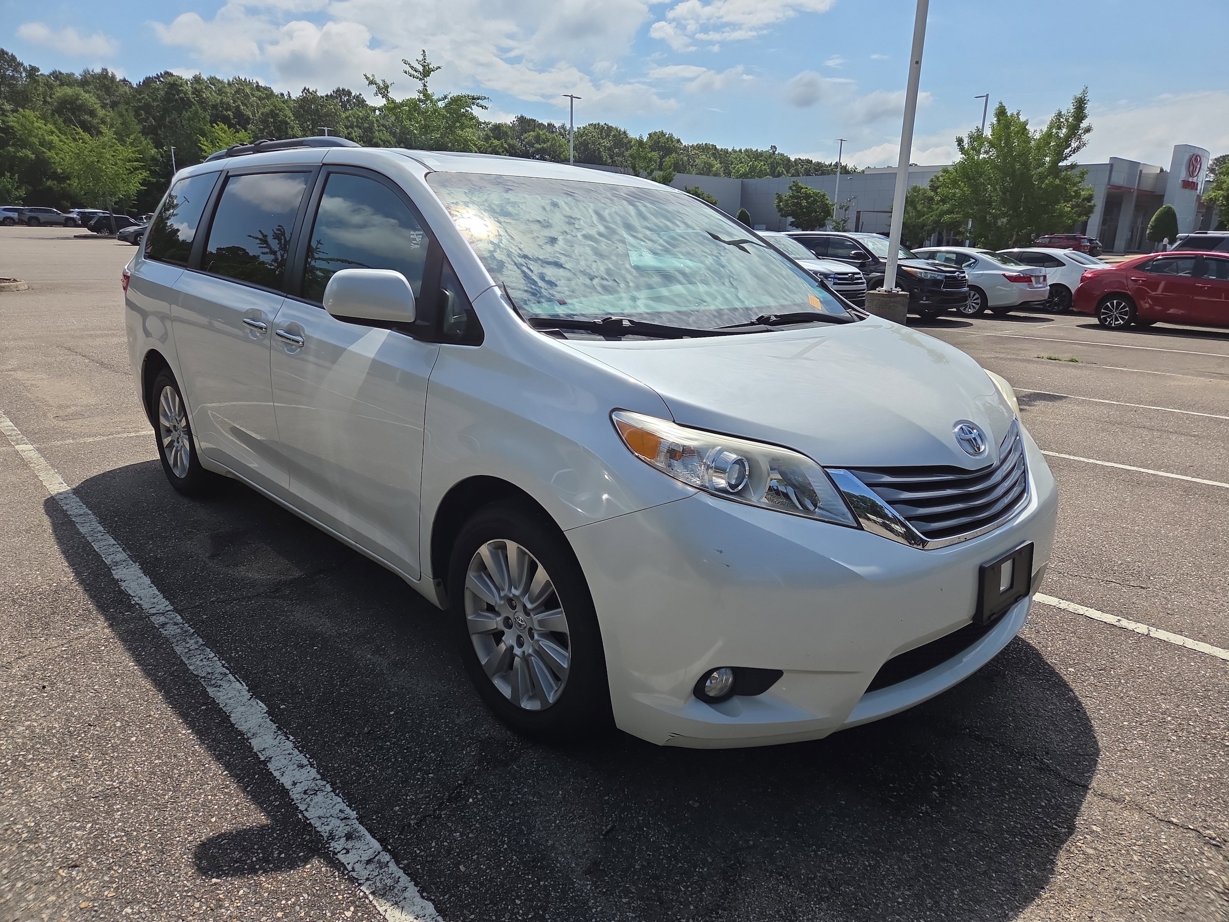 2015 Toyota Sienna XLE Premium V6 AWD 7-Passenger's photo