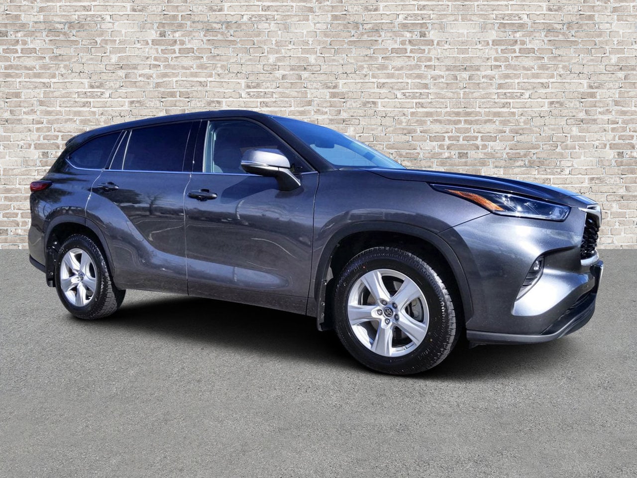 2021 Toyota Highlander LE's photo