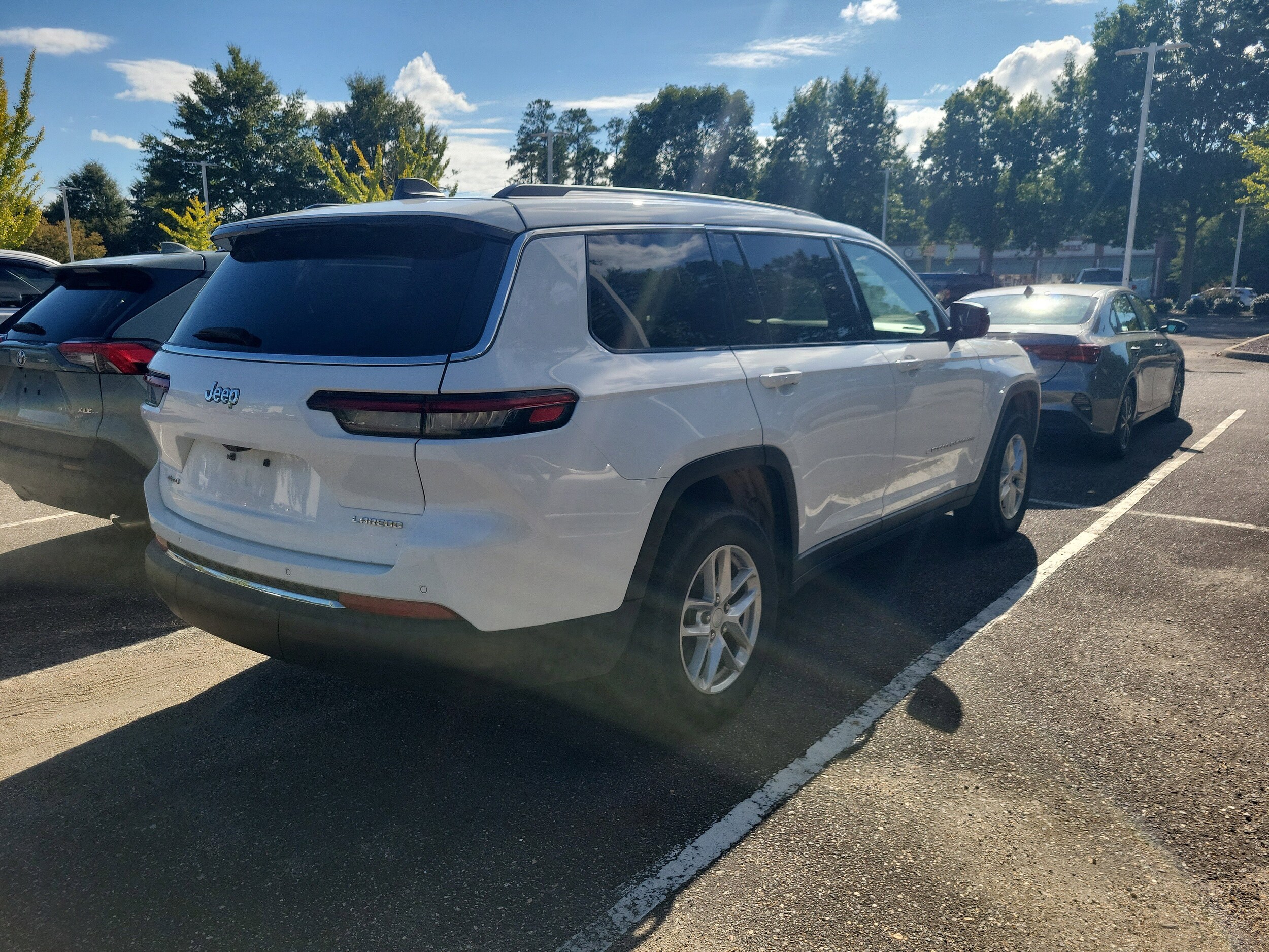 2023 Jeep Grand Cherokee Laredo photo 2