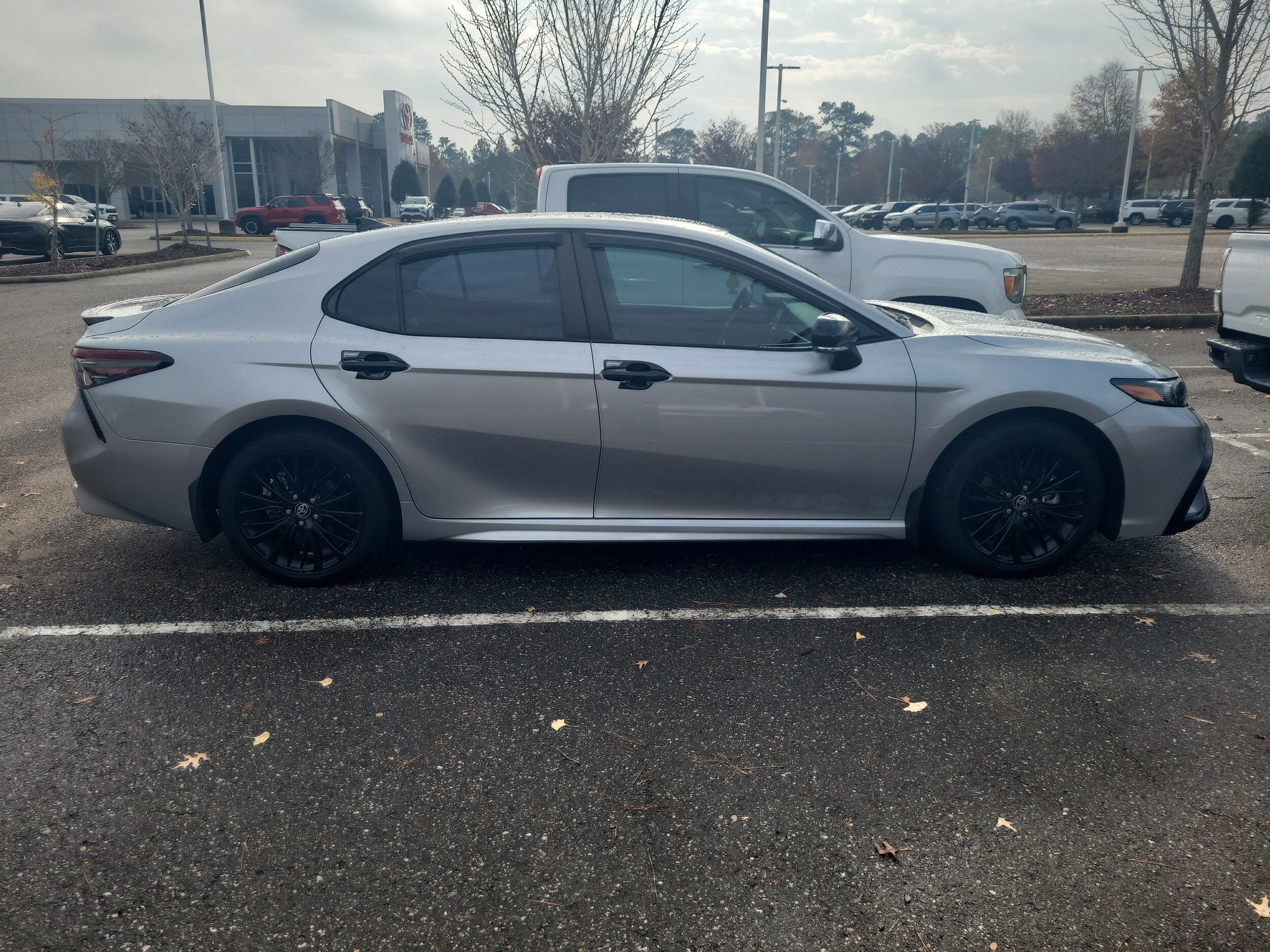 2022 Toyota Camry Hybrid SE photo 2