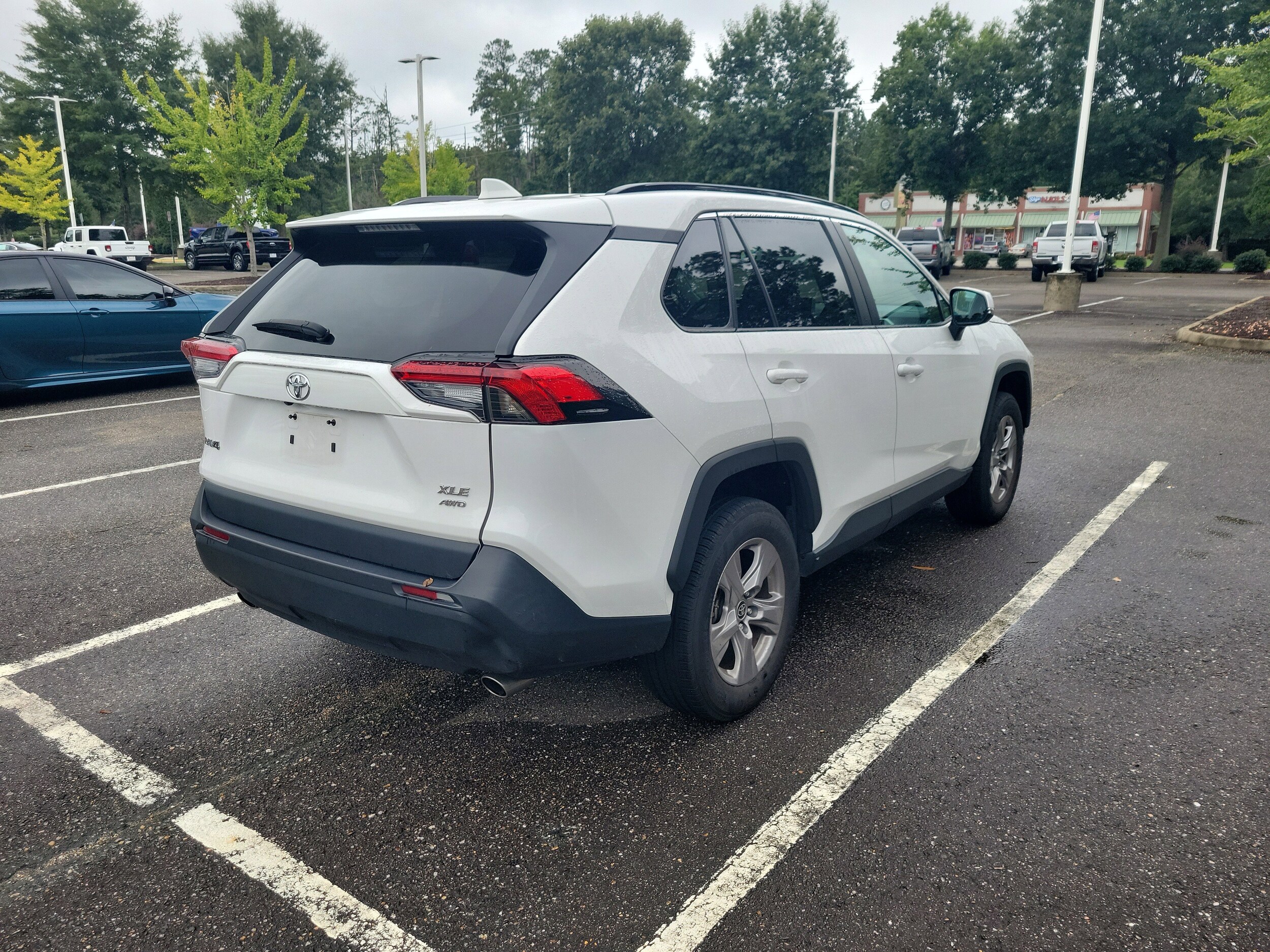 2023 Toyota RAV4 XLE photo 2
