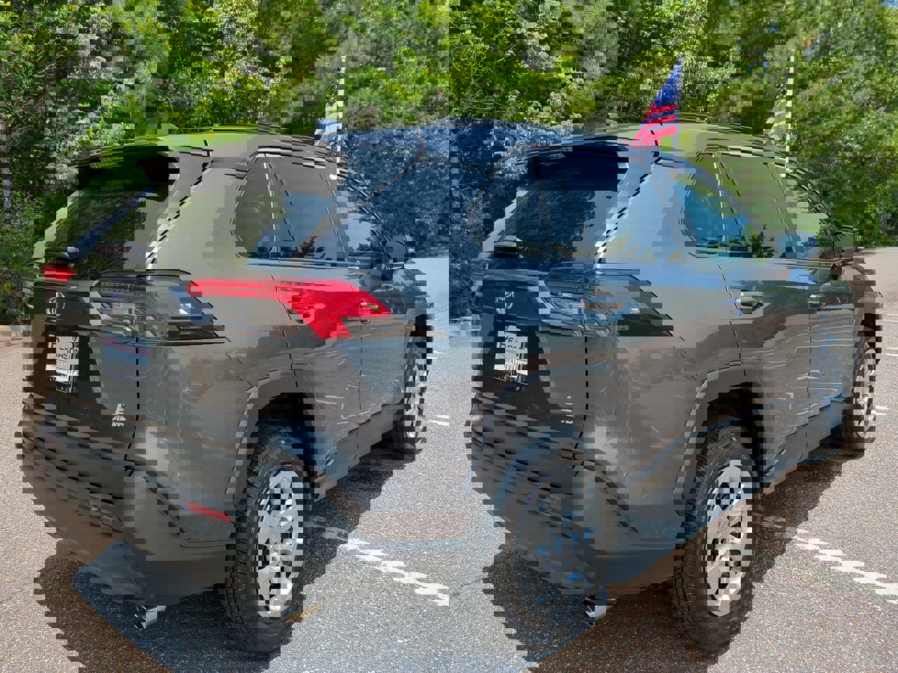 2020 Toyota RAV4 LE photo 4