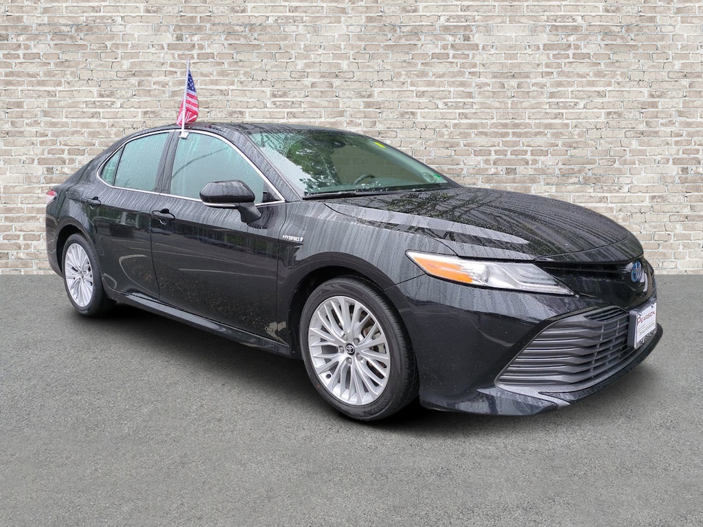 Used 2020 Toyota Camry Hybrid XLE Sedan
