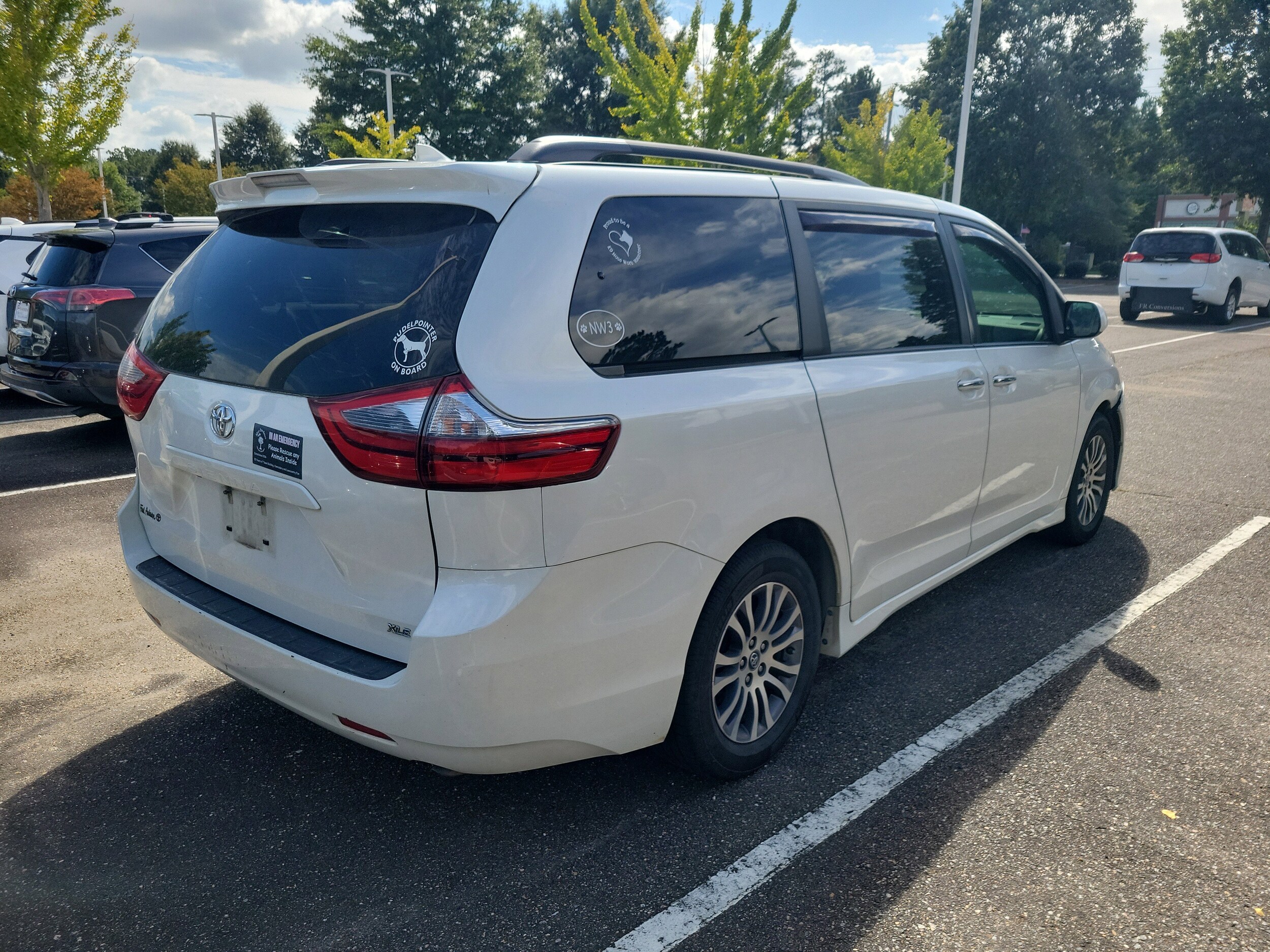 2020 Toyota Sienna XLE photo 3