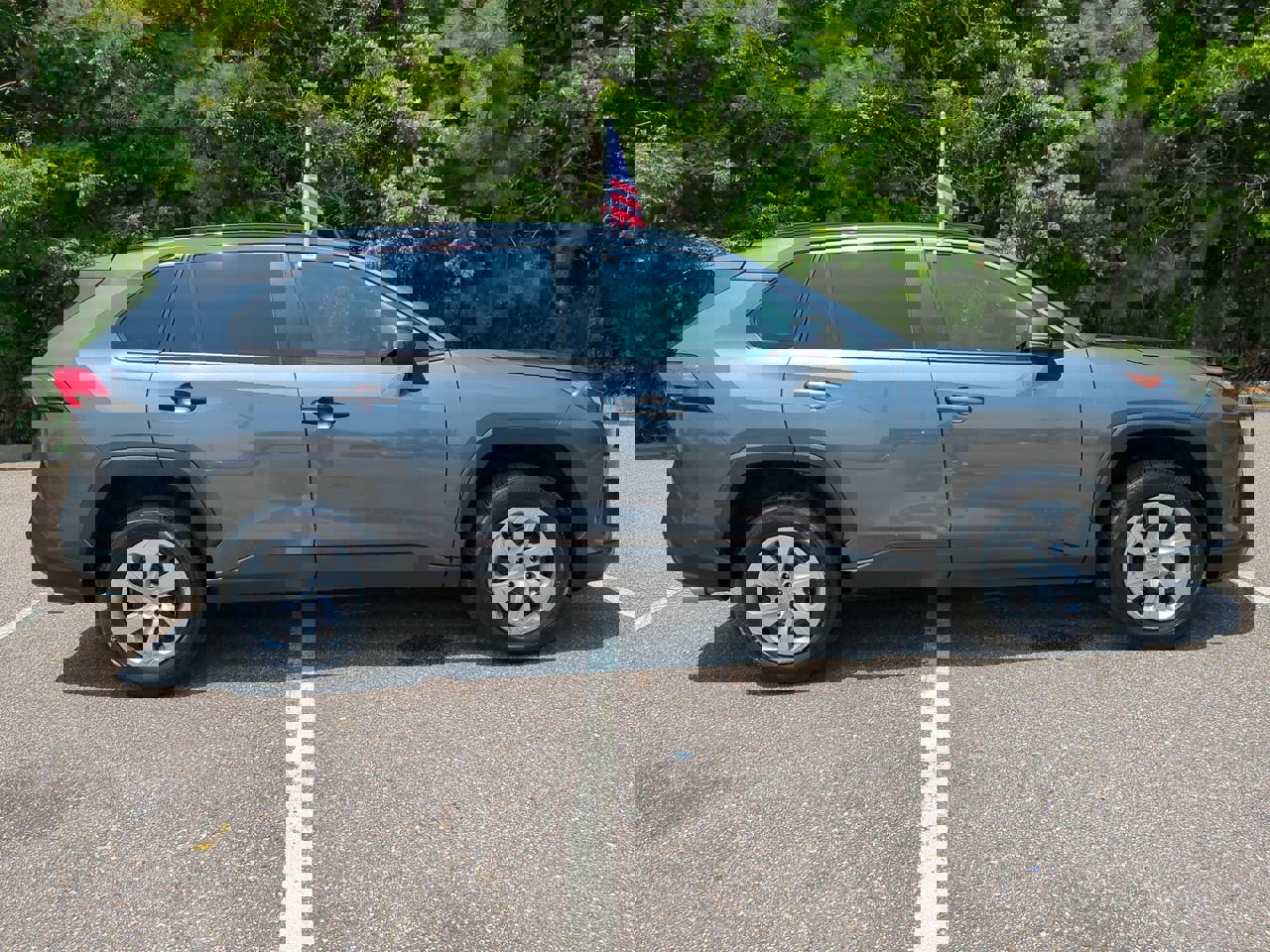 2020 Toyota RAV4 LE photo 3